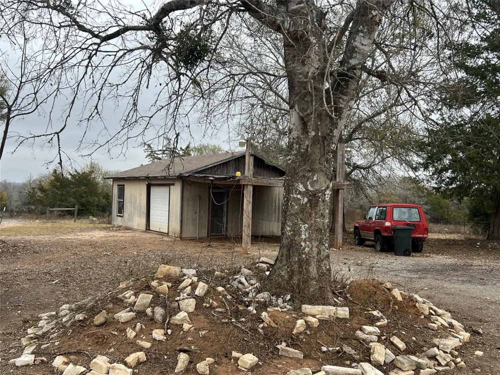 1448 Private Road 6013 Giddings, TX 78942