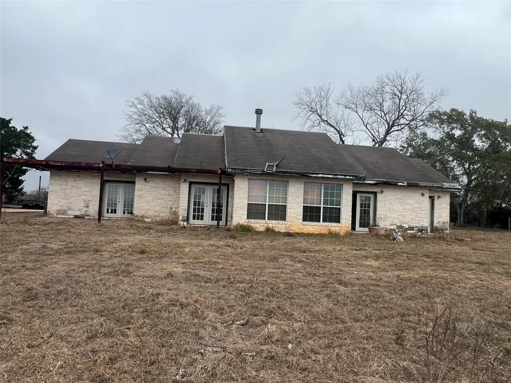 1448 Private Road 6013 Giddings, TX 78942