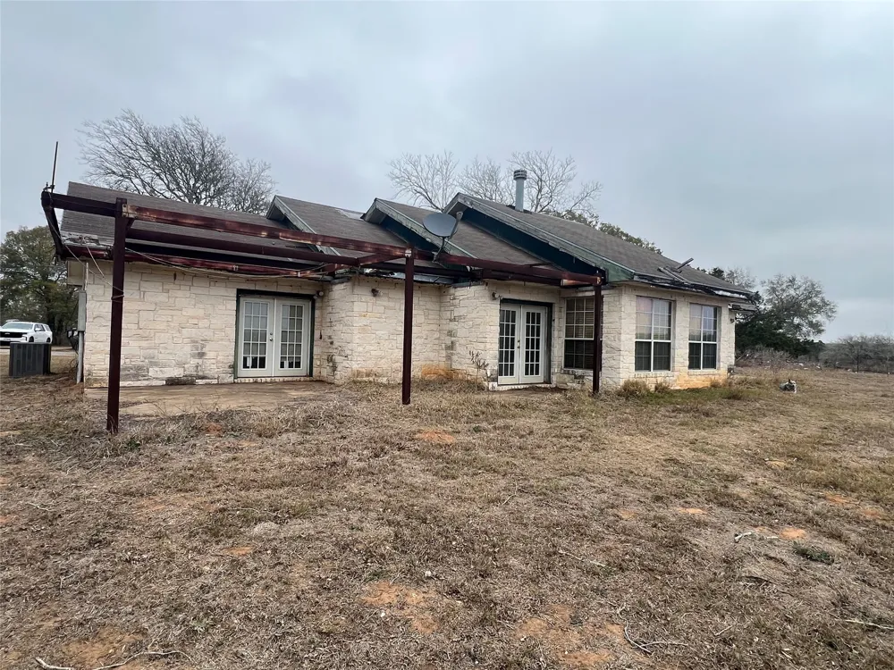 1448 Private Road 6013 Giddings, TX 78942