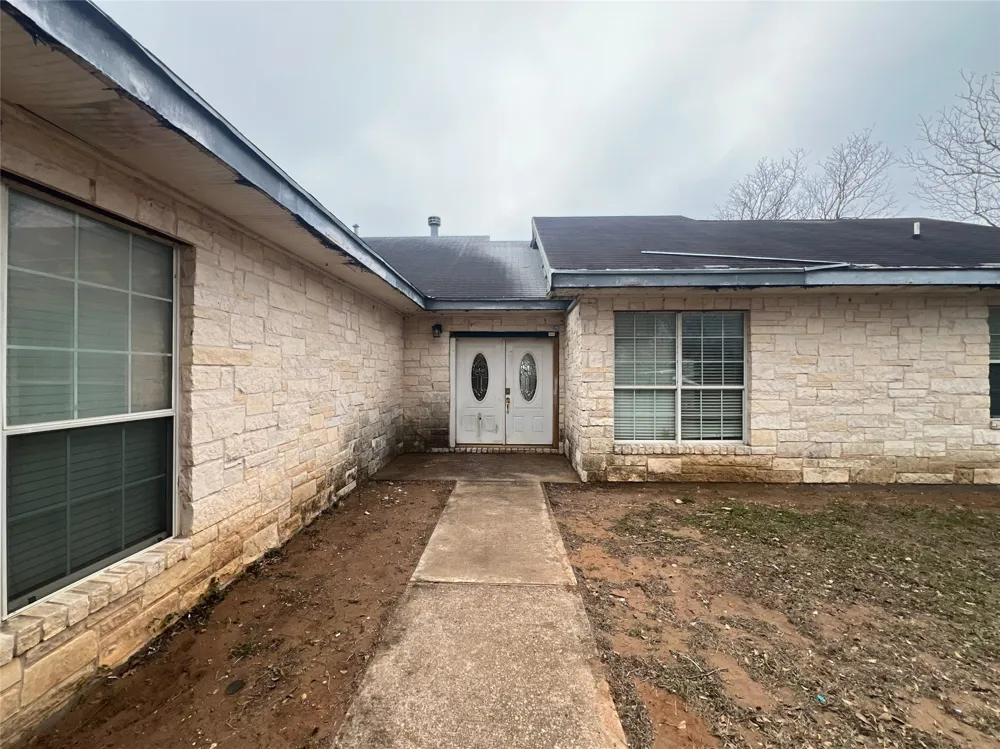 1448 Private Road 6013 Giddings, TX 78942