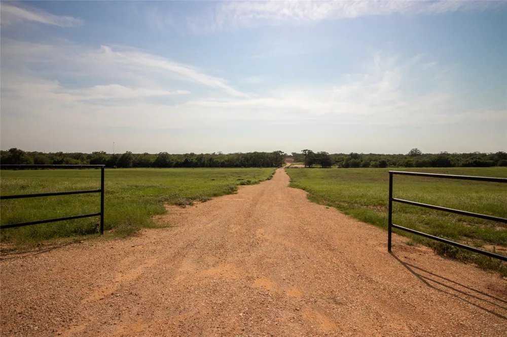 6562 Cross Road Seguin, TX 78155