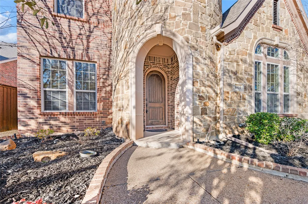 1010 Lost Valley Drive Euless, TX 76039