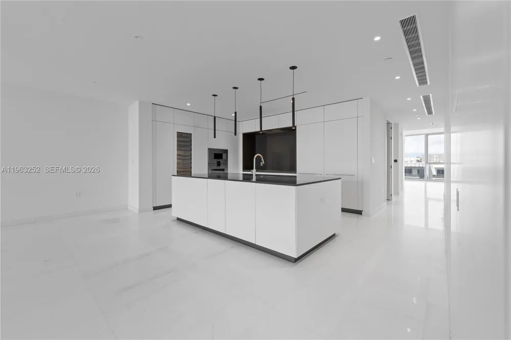 300 Biscayne Blvd Way #4404 Miami, FL 33131