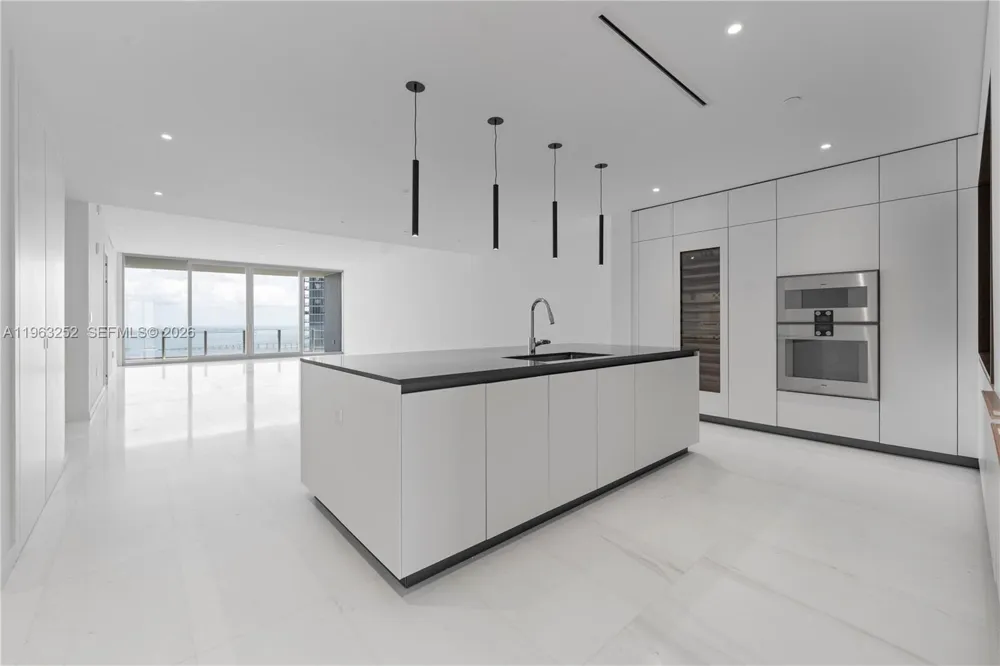 300 Biscayne Blvd Way #4404 Miami, FL 33131