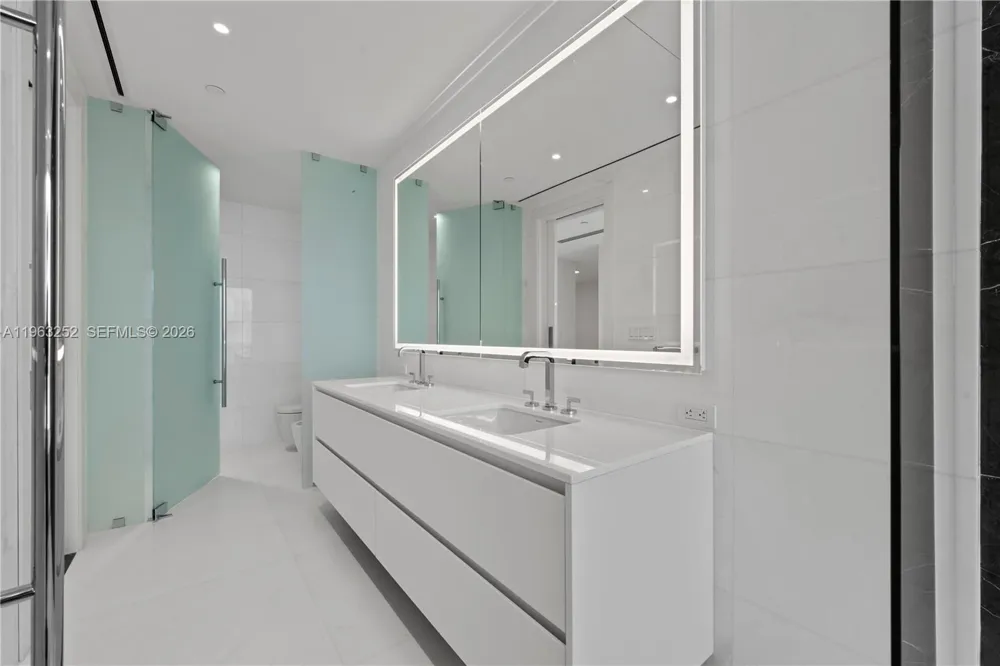 300 Biscayne Blvd Way #4404 Miami, FL 33131
