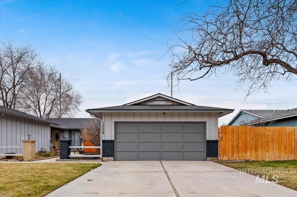 1008 W Crest Wood Dr