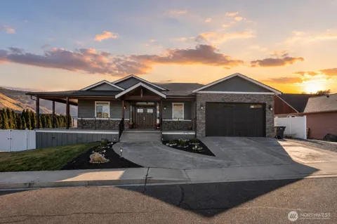 1038 Crest Loop