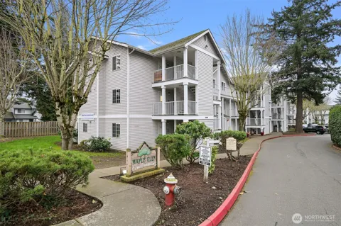 2709 W Maplewood Avenue #201