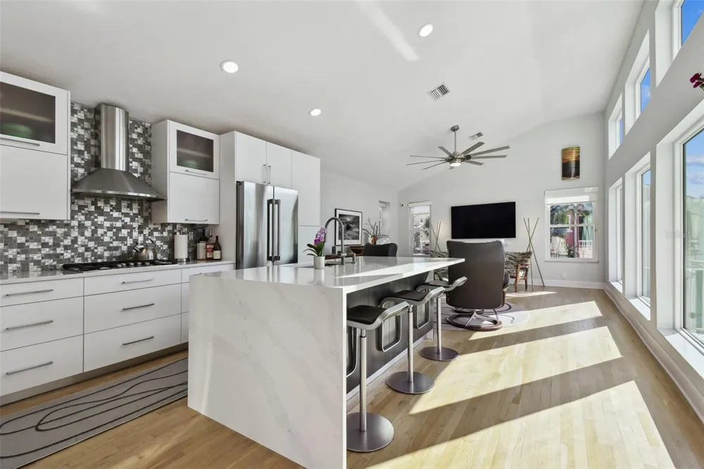 21 CRESCENT PLACE S St Petersburg, FL 33711