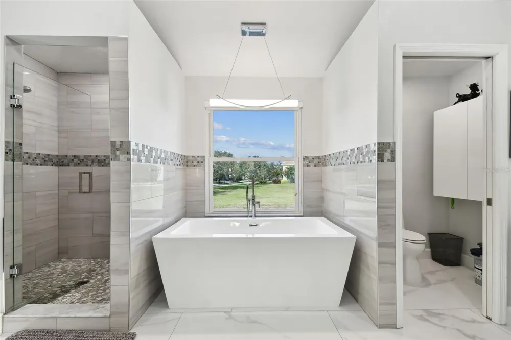 21 CRESCENT PLACE S St Petersburg, FL 33711