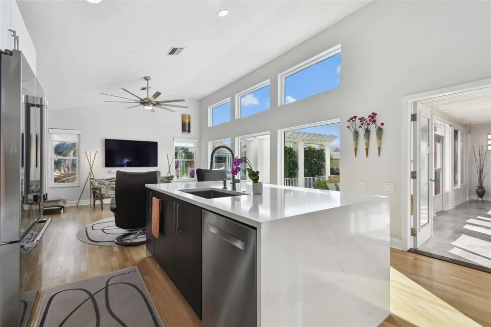 21 CRESCENT PLACE S St Petersburg, FL 33711