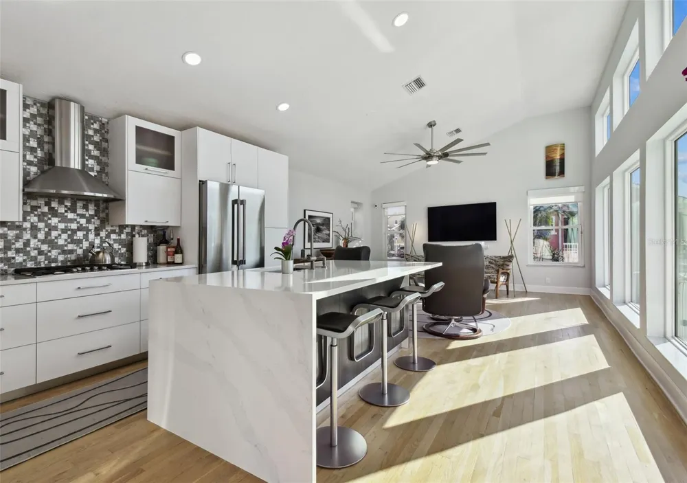 21 CRESCENT PLACE S St Petersburg, FL 33711