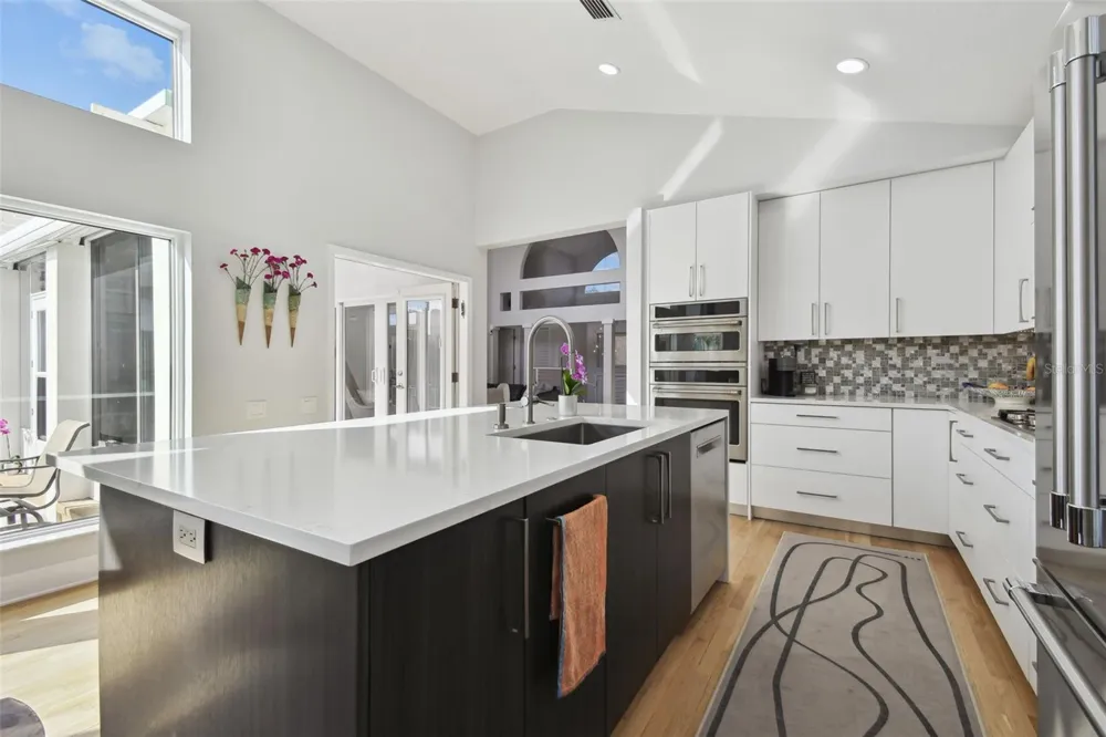 21 CRESCENT PLACE S St Petersburg, FL 33711