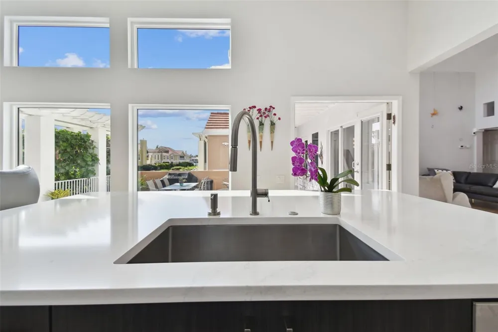 21 CRESCENT PLACE S St Petersburg, FL 33711