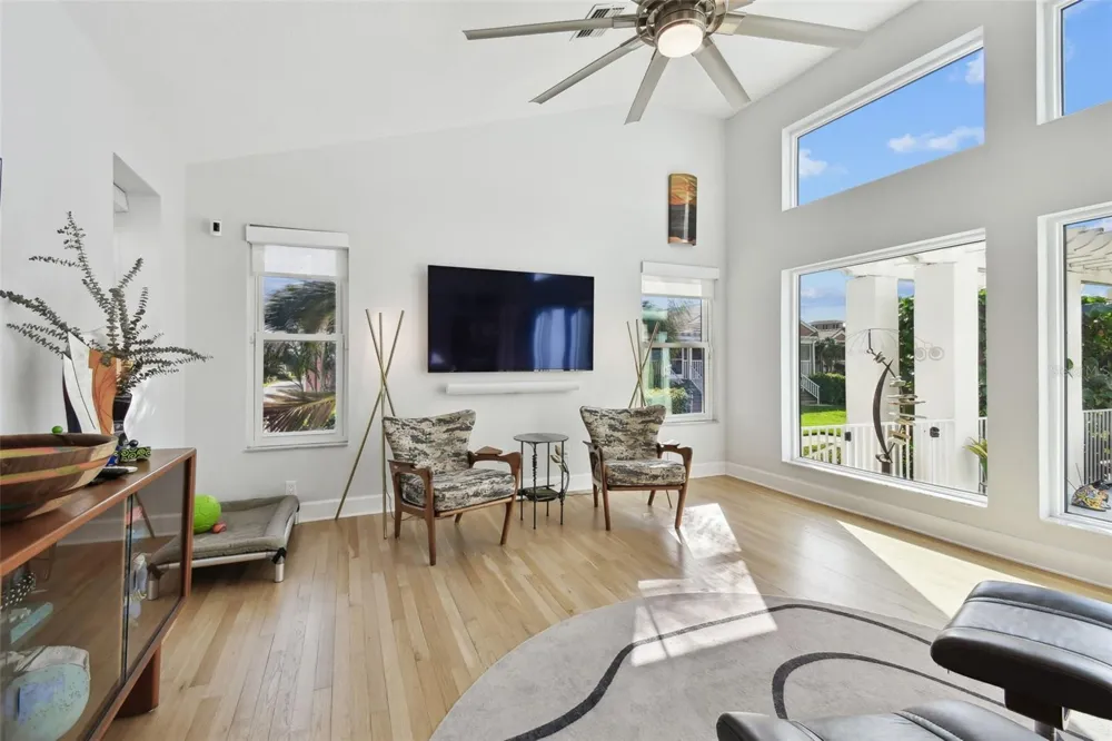 21 CRESCENT PLACE S St Petersburg, FL 33711