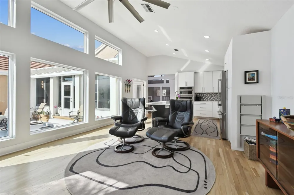 21 CRESCENT PLACE S St Petersburg, FL 33711