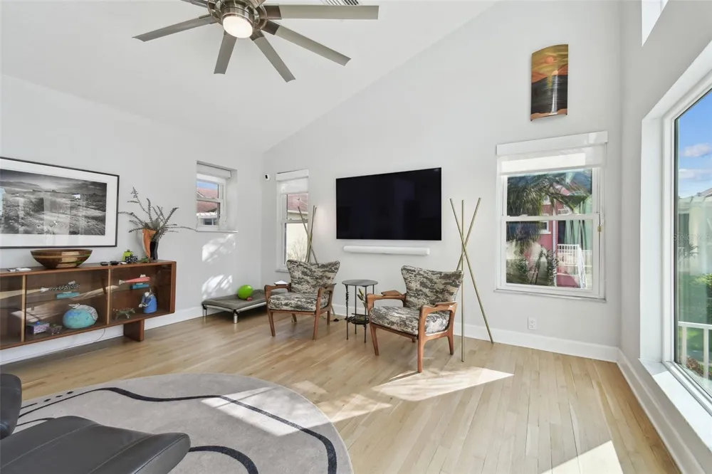 21 CRESCENT PLACE S St Petersburg, FL 33711