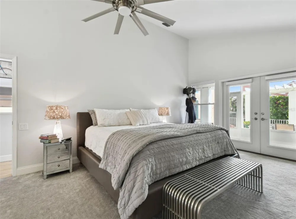 21 CRESCENT PLACE S St Petersburg, FL 33711