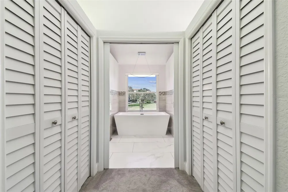 21 CRESCENT PLACE S St Petersburg, FL 33711