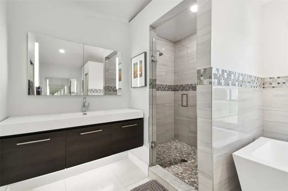 21 CRESCENT PLACE S St Petersburg, FL 33711
