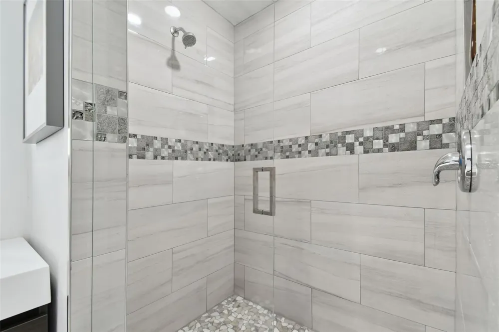 21 CRESCENT PLACE S St Petersburg, FL 33711