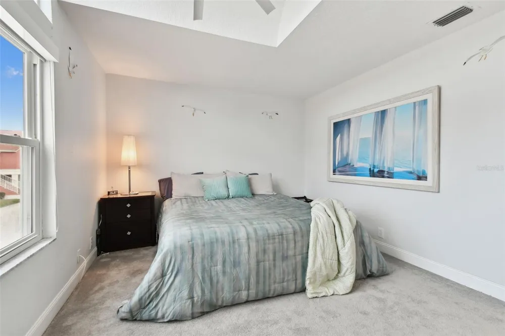 21 CRESCENT PLACE S St Petersburg, FL 33711