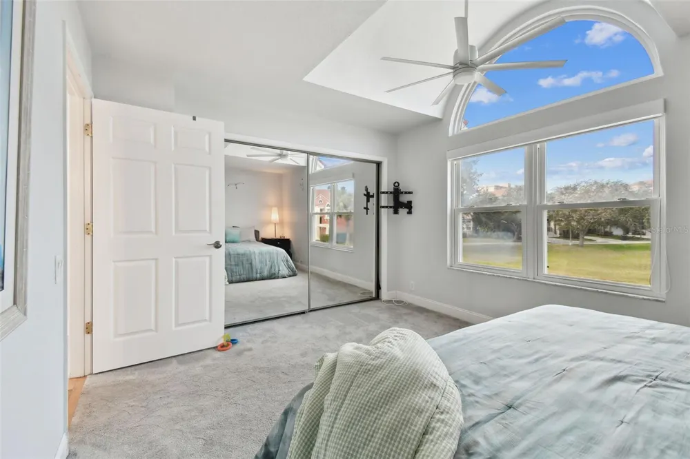 21 CRESCENT PLACE S St Petersburg, FL 33711