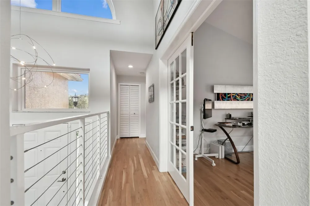 21 CRESCENT PLACE S St Petersburg, FL 33711