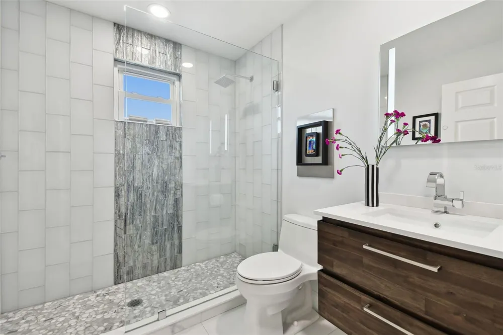 21 CRESCENT PLACE S St Petersburg, FL 33711