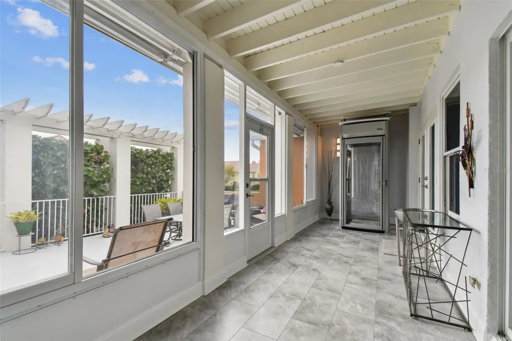21 CRESCENT PLACE S St Petersburg, FL 33711