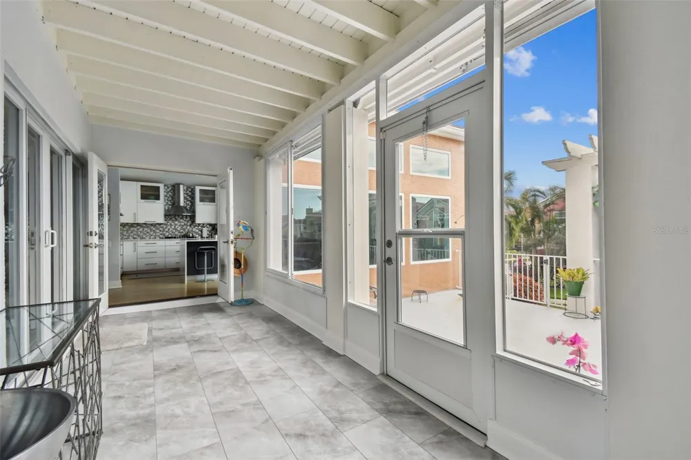 21 CRESCENT PLACE S St Petersburg, FL 33711