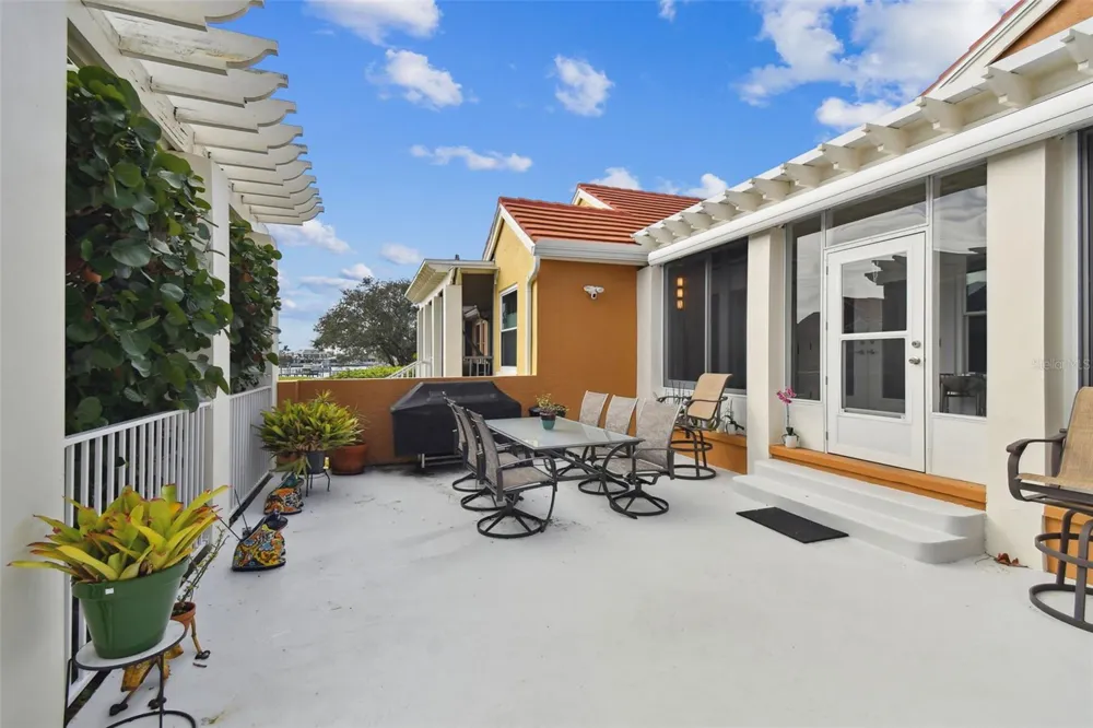 21 CRESCENT PLACE S St Petersburg, FL 33711