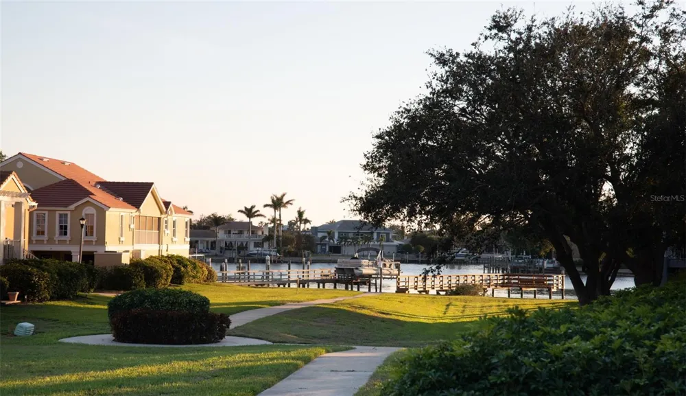 21 CRESCENT PLACE S St Petersburg, FL 33711