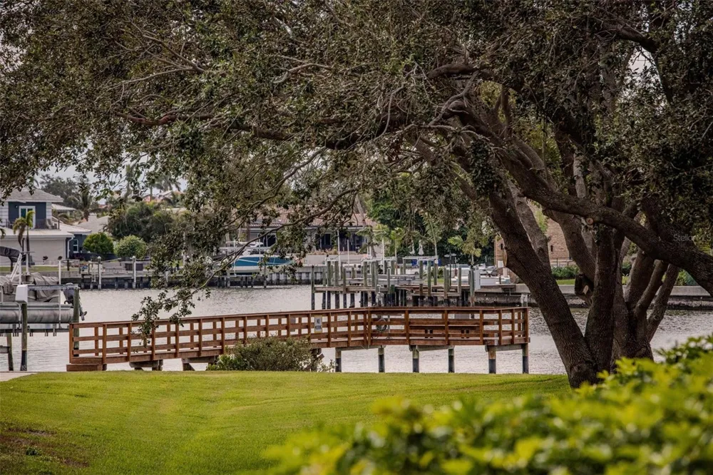 21 CRESCENT PLACE S St Petersburg, FL 33711