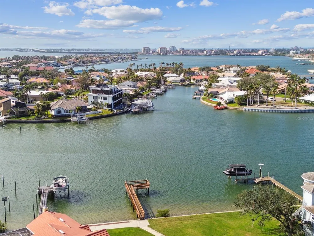 21 CRESCENT PLACE S St Petersburg, FL 33711