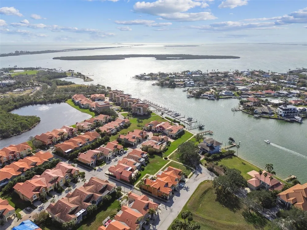 21 CRESCENT PLACE S St Petersburg, FL 33711