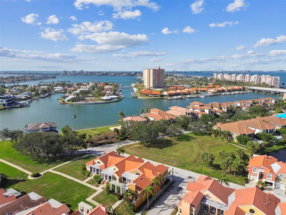 21 CRESCENT PLACE S St Petersburg, FL 33711