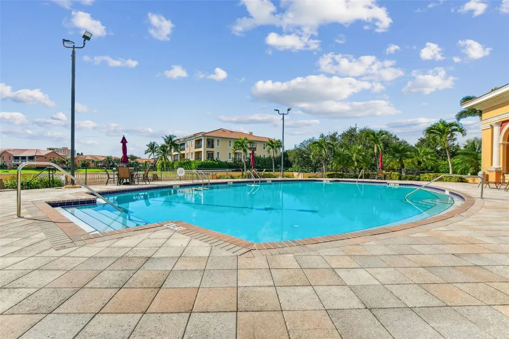 21 CRESCENT PLACE S St Petersburg, FL 33711