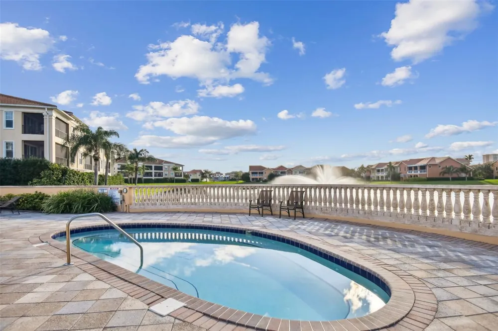21 CRESCENT PLACE S St Petersburg, FL 33711