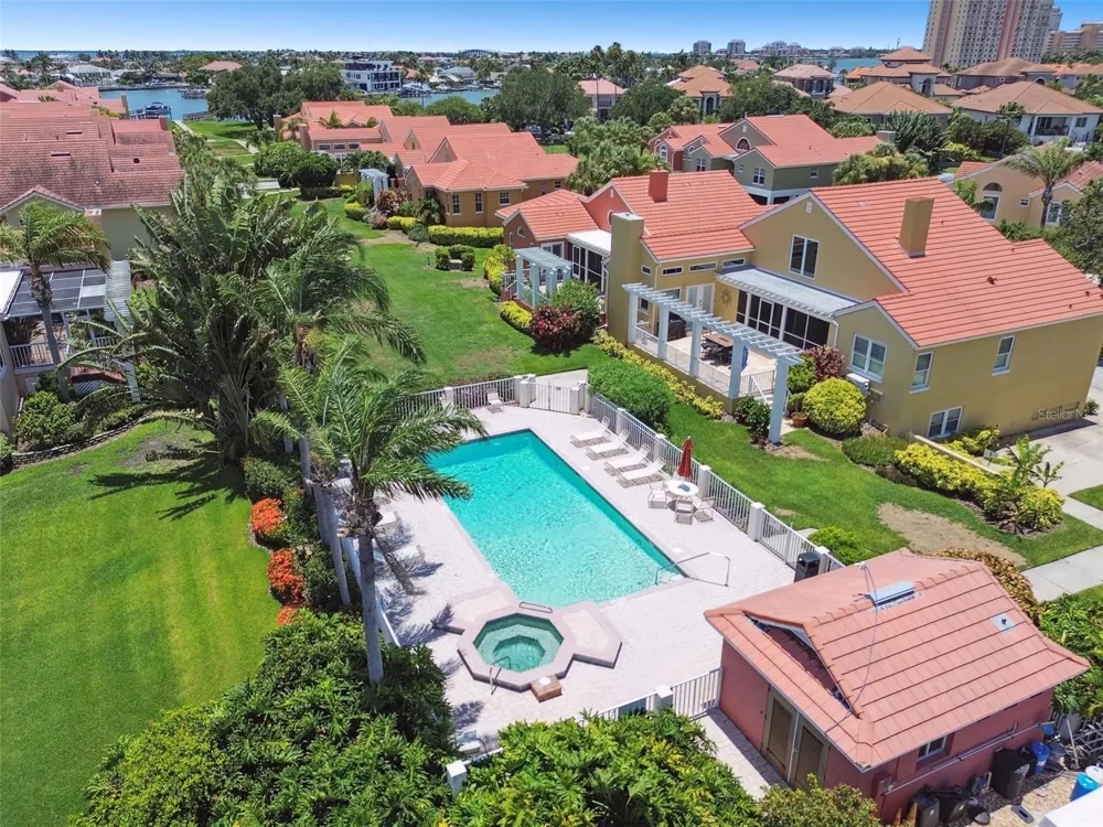 21 CRESCENT PLACE S St Petersburg, FL 33711