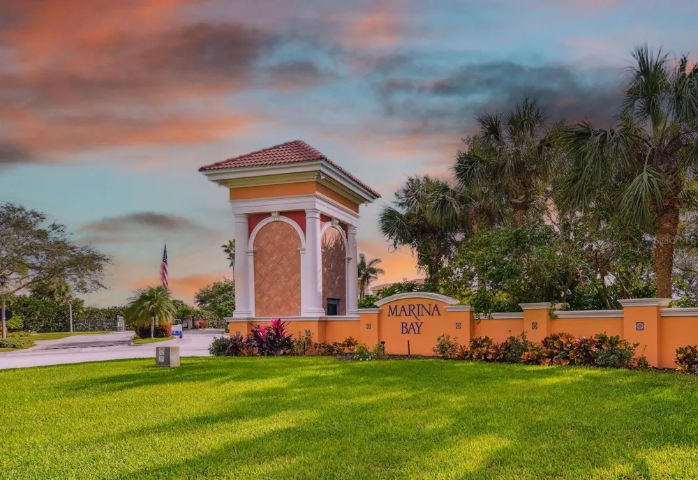 21 CRESCENT PLACE S St Petersburg, FL 33711