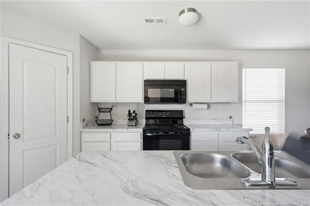 913 Sapphire Stone Lane Hope Mills, NC 28348