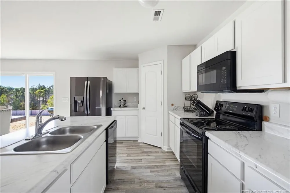 913 Sapphire Stone Lane Hope Mills, NC 28348