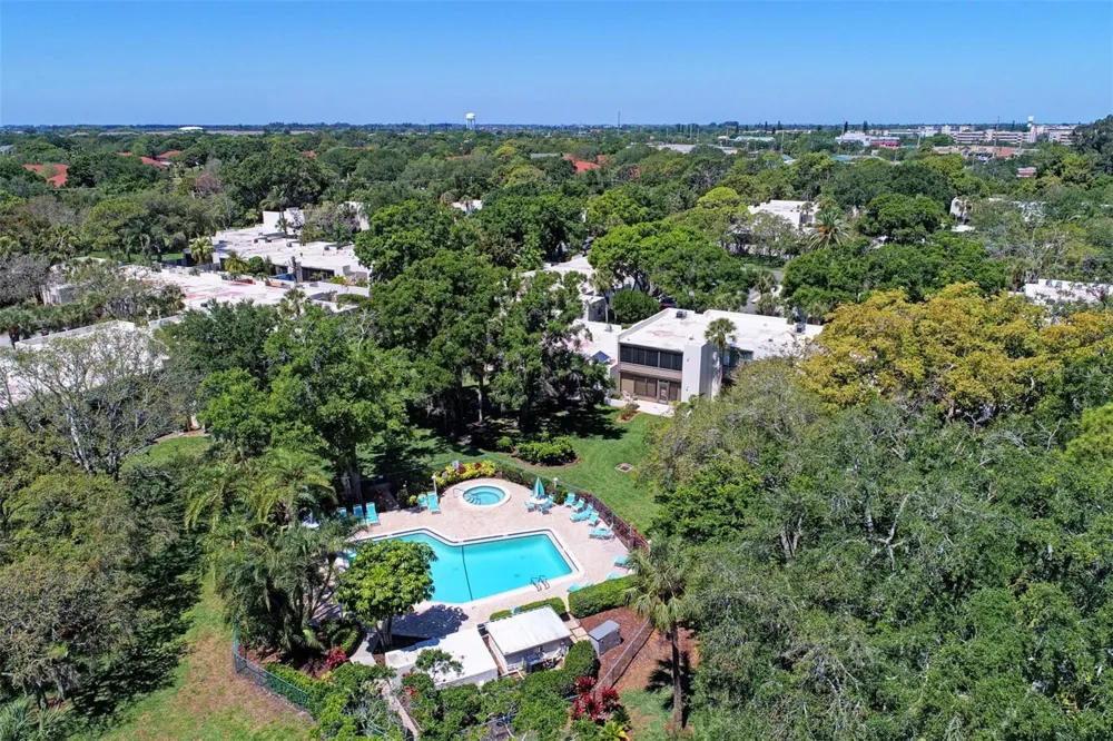 577 LAKESIDE DRIVE Bradenton, FL 34210