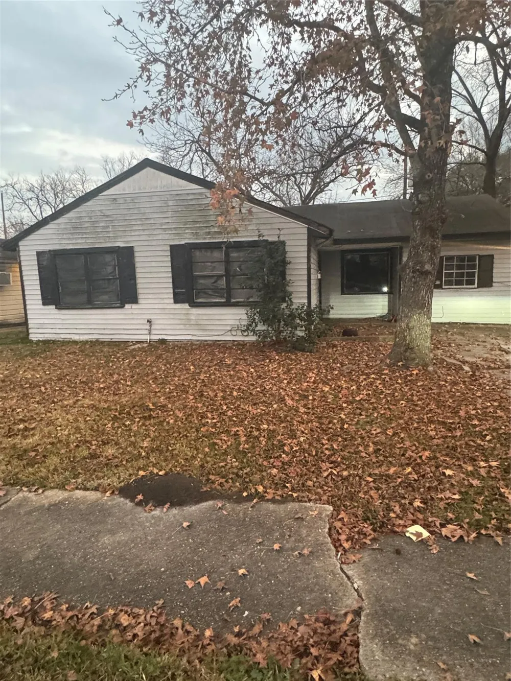 5326 Kenilwood Drive