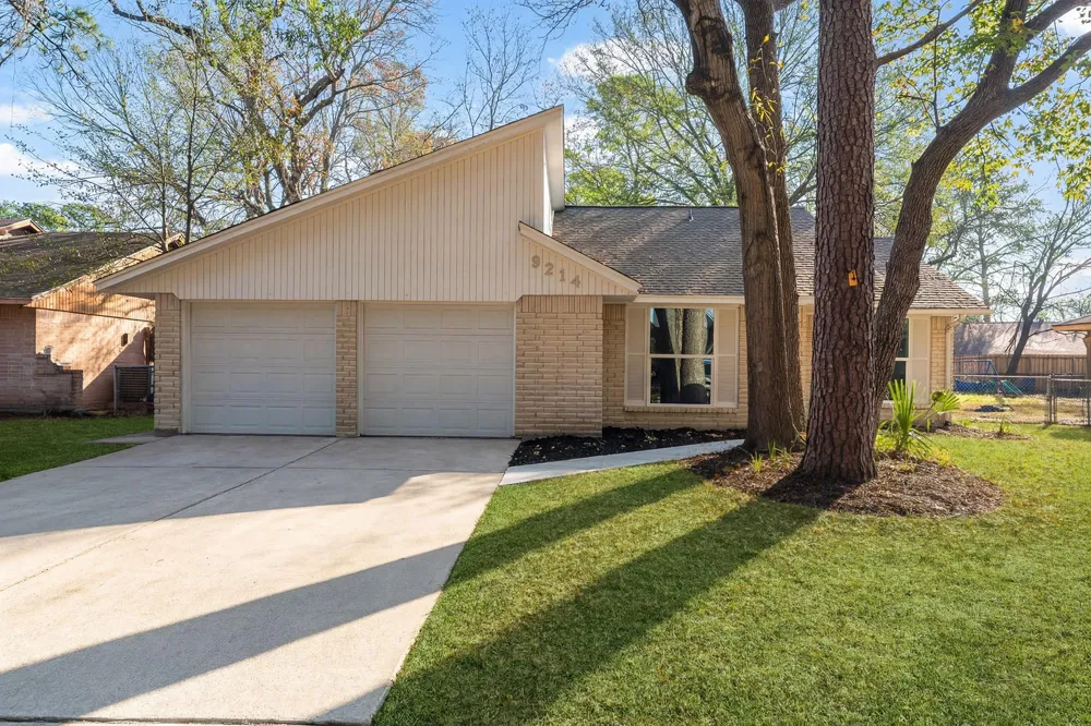 9214 Woodland Oaks Drive