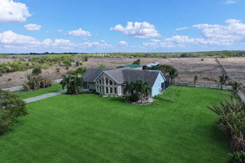 186 S BEAR POINTE DRIVE Lake Placid, FL 33852