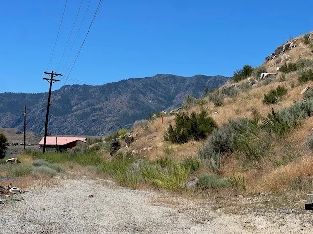 37 Osprey Nest Road Pateros, WA 98846
