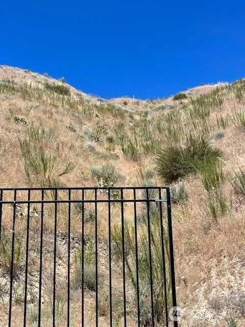 37 Osprey Nest Road Pateros, WA 98846