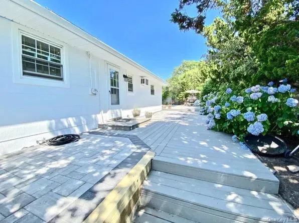 16 Osceola Lane Southampton, NY 11968